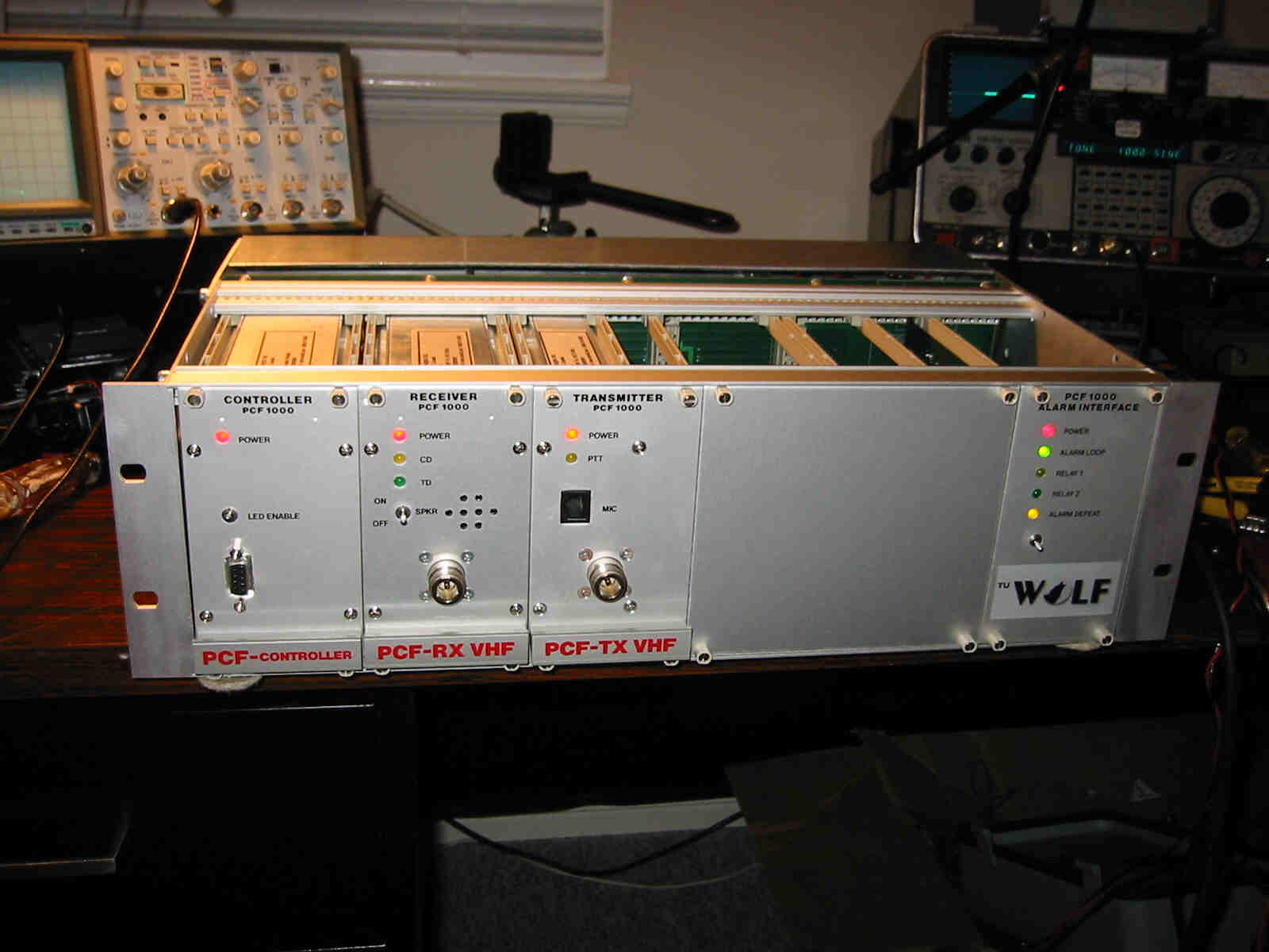 WolfVHF_on_Bench.jpg (103382 bytes)